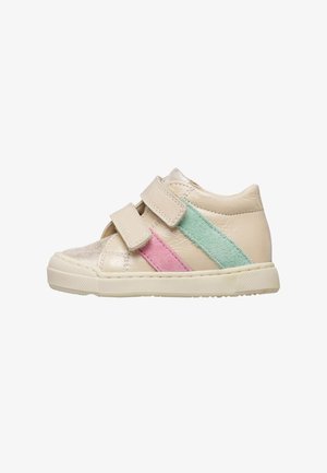 Baskets crème pour tout-petit avec des bandes latérales en daim rose et vert, deux scratchs Velcro et une semelle en caoutchouc texturée.