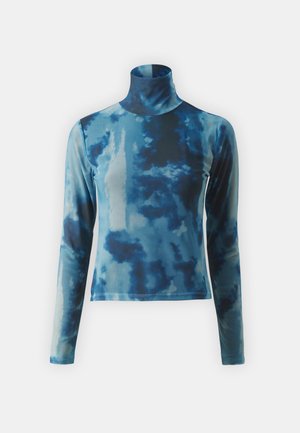 Maglia a maniche lunghe con collo alto in un motivo tie-dye blu, realizzata in tessuto morbido con una silhouette aderente e collo alto.