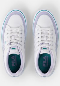 Sneakers bianchi in tela con accenti lavanda, dettagli turchesi e una superficie testurizzata. Presentano un design con lacci e soletti imbottiti.