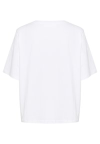 Hvid bomuld t-shirt med korte ærmer, rund halsudskæring og en afslappet pasform. Glat tekstur, enkelt design uden mønstre eller accenter.
