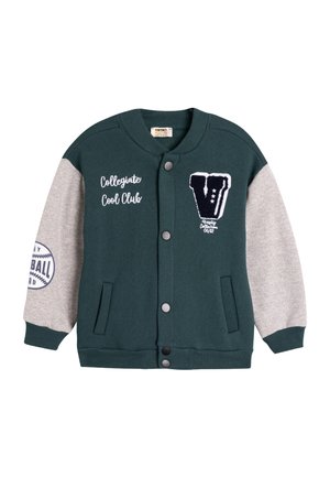 Zielona i szara kurtka typu varsity z zapięciem na zatrzaski, bocznymi kieszeniami, haftowanym napisem oraz naszywką w tematyce baseballu na rękawie.