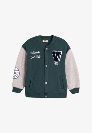 Veste de varsity verte et grise avec fermeture à boutons-pression, poches latérales, lettrage brodé et patch sur le thème du baseball sur la manche.