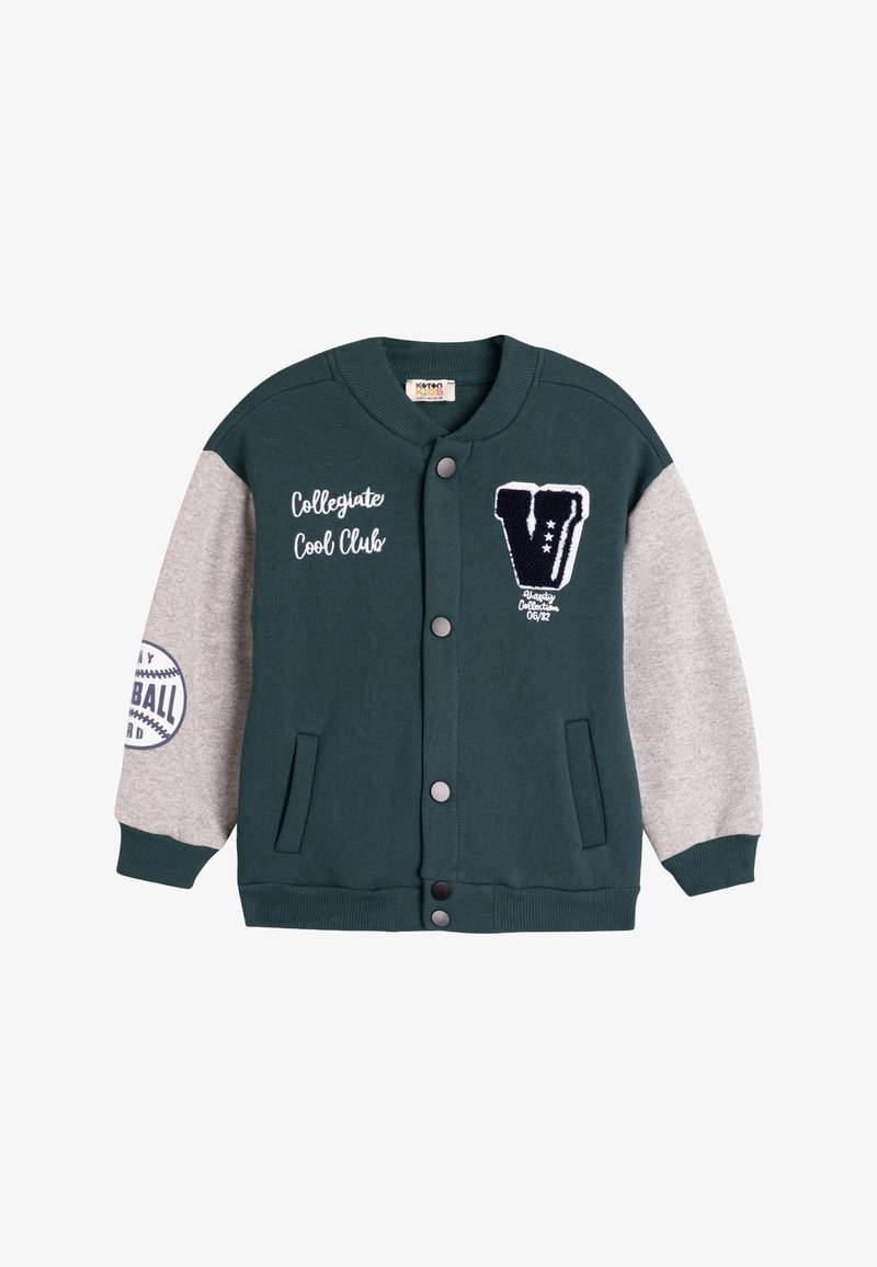 Veste de varsity verte et grise avec fermeture à boutons-pression, poches latérales, lettrage brodé et patch sur le thème du baseball sur la manche.
