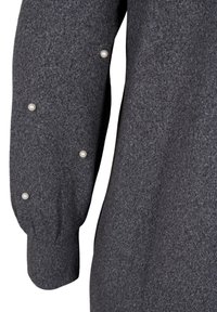 Dunkelgrauer Pullover aus strukturiertem Stoff. Mit gepufften Ärmeln, die an den Bündchen mit drei kleinen weißen Perlen verziert sind.