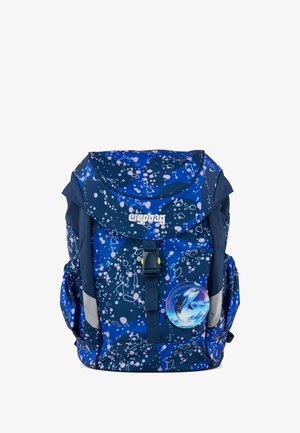 Dunkelblauer Rucksack mit einem Blasenmuster, ausgestattet mit einem Clipverschluss und Seitentaschen. Beinhaltet ein kreisförmiges Delfin-Design auf der Vorderseite.