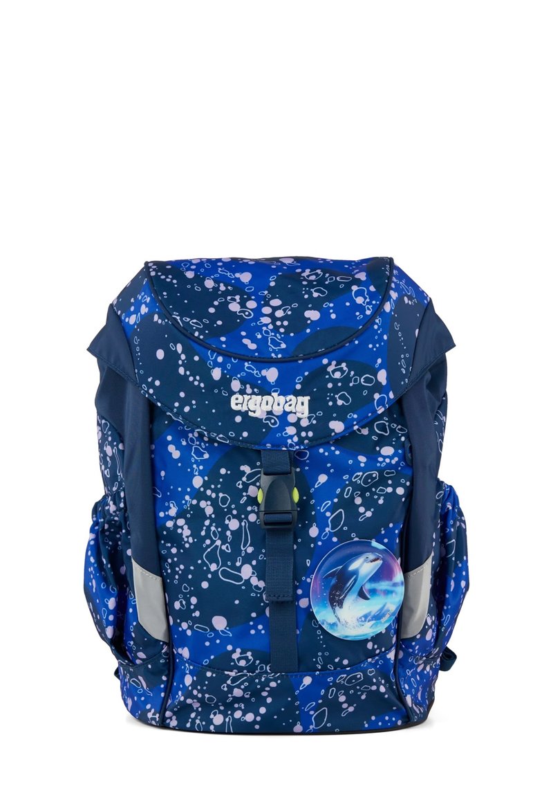 Dunkelblauer Rucksack mit einem Blasenmuster, ausgestattet mit einem Clipverschluss und Seitentaschen. Beinhaltet ein kreisförmiges Delfin-Design auf der Vorderseite.
