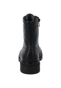 Stivale alla caviglia in pelle nera con una texture liscia, punta arrotondata, zip laterale e suola in gomma spessa. Presenta un dettaglio logo discreto sul lato.