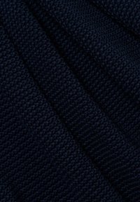 Navy gestrickter Stoff mit einem strukturierten Muster, das erhöhte horizontale Linien aufweist und eine gleichmäßige, enge Webart im gesamten Material hat.