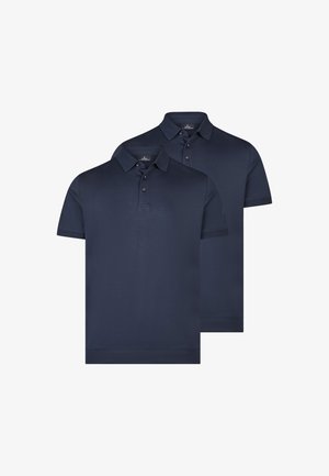 Dwie granatowe koszulki polo z krótkim rękawem, kołnierzykiem i zapięciem na trzy guziki, ułożone na przemian na białym tle.