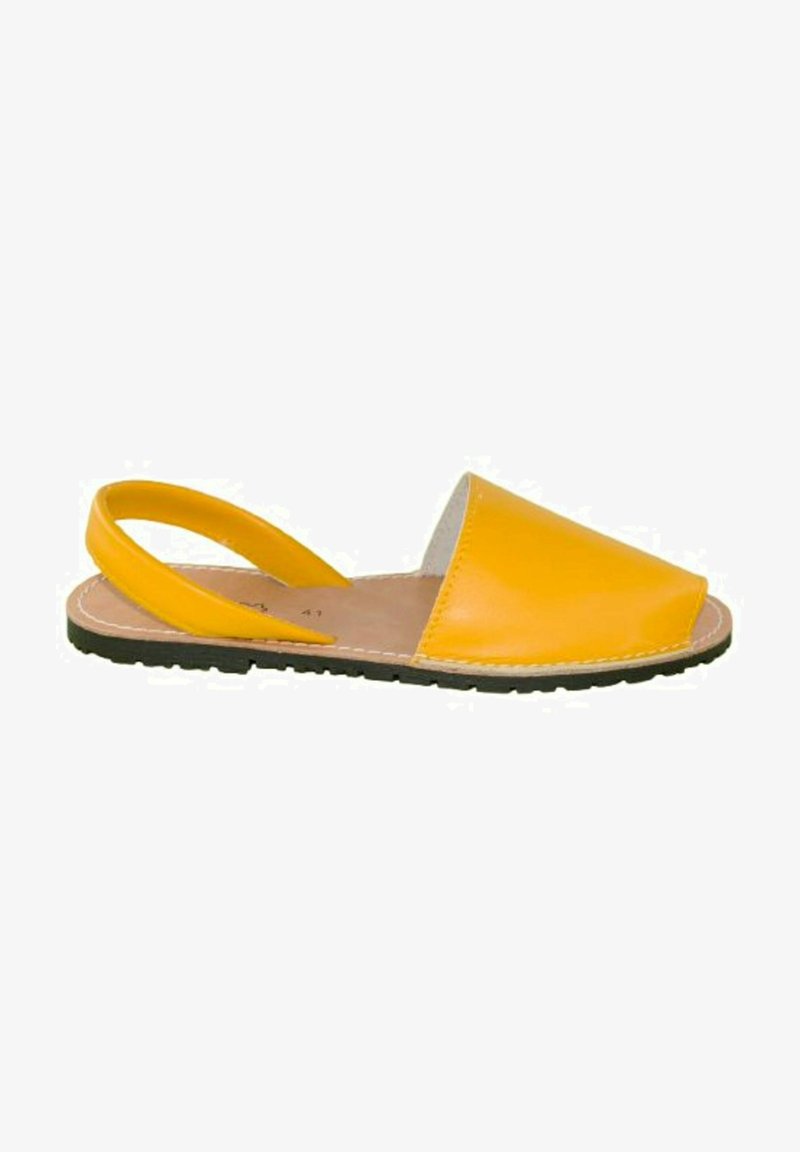 Sandalia abierta de cuero amarillo con tira trasera, plantilla color bronceado y suela negra texturizada.