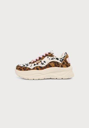 Adidași groși cu imprimeu leopard maro și alb, șireturi roz și talpă groasă bej, văzuți din profil pe fundal alb.