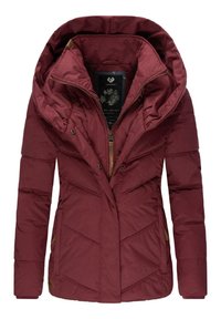 Chaqueta de plumas burdeos con capucha, cierre con cremallera, bolsillos laterales, diseño acolchado y detalles en cuero marrón. Material suave e insulated.