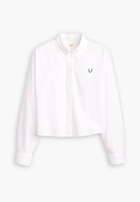 Chemise blanche courte à manches longues, col classique, fermeture à boutons sur le devant et petit logo fer à cheval vert sur la partie gauche de la poitrine.