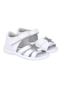 Sandalias de cuero blanco con dos acentos en forma de estrella plateada, diseño de punta abierta y correa de velcro ajustable. Ligeras y con una suela texturizada.