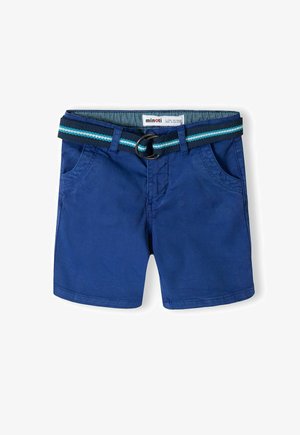 Blaue Baumwollshorts mit einem gewebten Gürtel und einer runden Schnalle, frontalen Taschen und einer glatten, leichten Textur.