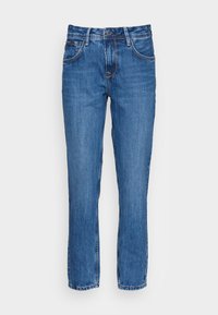 Jeans de denim em azul médio, com design de perna reta, apresentando cinco bolsos e costura visível. O cós inclui um fecho com botão e zipper.