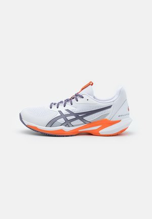 Sportliche Schuhe mit einem weißen Mesh-Obermaterial, lila Akzenten und einer orangen Sohle. Mit Schnürsenkeln, Branding und einer gepolsterten Ferse für Komfort.