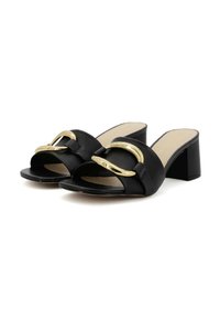 Mule nere con tacco quadrato, dotate di una tomaia in tessuto liscio e una grande fibbia dorata sul collo del piede. Design open-toe.
