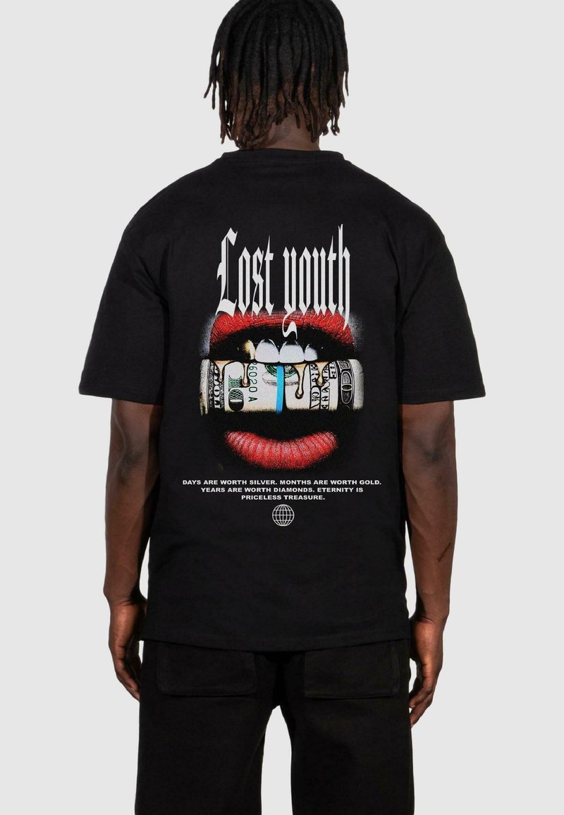 Sort bomulds t-shirt med et grafisk print på ryggen, der viser røde læber, der holder penge, med teksten "Tabt ungdom" ovenfor.