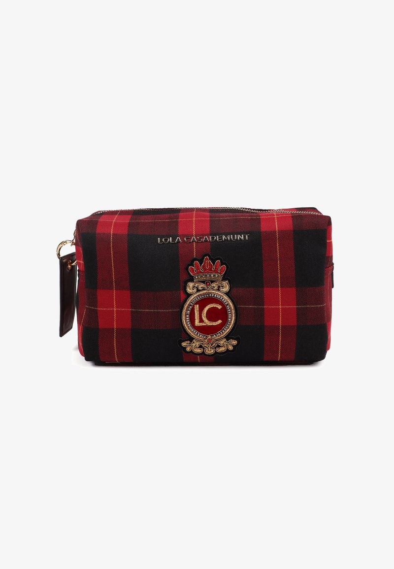 Punainen ja musta ruudullinen kosmetiikkalaukku, jossa on kultainen logo ja kruunun brodeeraus, vetoketjukiinnitys ja ruskea nahkakoriste sivussa.