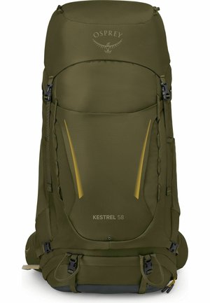 Zaino da trekking Osprey Kestrel 58 verde oliva con molteplici cinghie, fibbie e linee di accento gialle sulla pannello frontale.