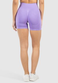 Lila hochgeschnittene Sportshorts aus dehnbarem Material, mit passendem Schnitt und glatter Textur, in mittlerer Oberschenkellänge.