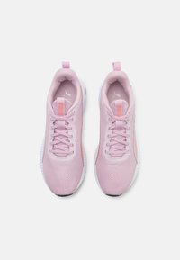 Scarpe da ginnastica rosa chiaro con tomaia in rete, chiusura con lacci e suola ammortizzata. Presentano un marchio e una linguetta sul tallone per facilitare indossarle.