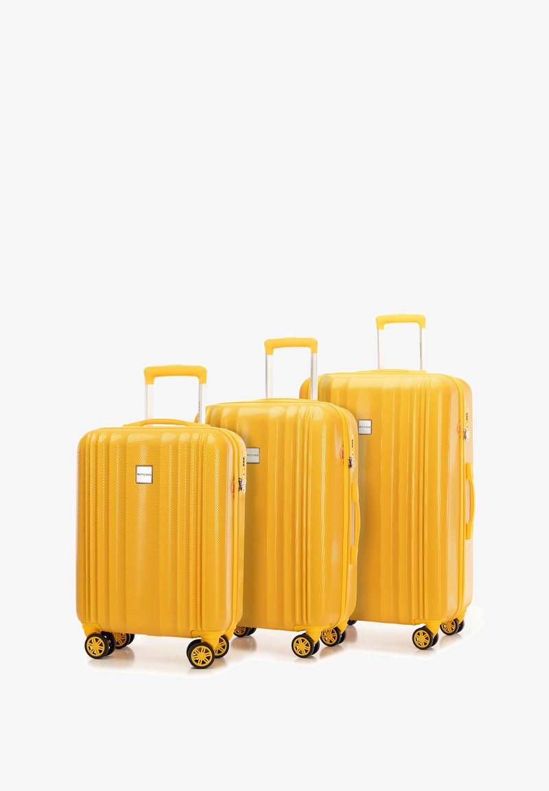 Set van drie gele harde koffers met een gestructureerd oppervlak, uitschuifbare handgrepen en multidirectionele wielen. Vierkante en rechthoekige vormen.
