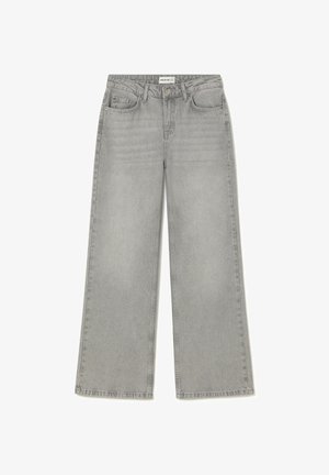 Jean gris à jambes larges avec une taille haute, confectionné en tissu denim. Comprend des poches avant, une fermeture à boutons, et des détails de couture subtils.