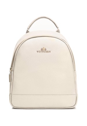 Rugzak van crème-kleurig, korrelig leer met een afgeronde bovenkant, enkele handvat, ritssluiting en een gouden "WITTCHEN"-logo aan de voorkant.