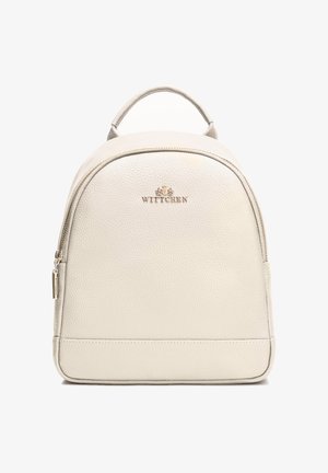 Rugzak van crème-kleurig, korrelig leer met een afgeronde bovenkant, enkele handvat, ritssluiting en een gouden "WITTCHEN"-logo aan de voorkant.