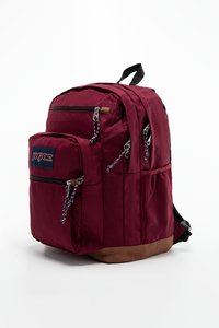 Sac à dos bordeaux avec plusieurs poches zippées, en tissu, avec des sangles rembourrées et une base marron. Comprend du matériel durable et des accents texturés.
