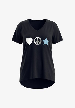 Zwart V-hals T-shirt met een wit hart, een zilveren vredessymbool en een lichtblauwe ster gedrukt over de borst.