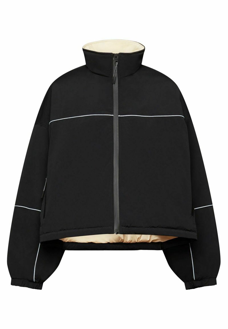 Giacca nera isolata con colletto alto, zip frontale completa, fodera beige a contrasto e strisce orizzontali riflettenti bianche.
