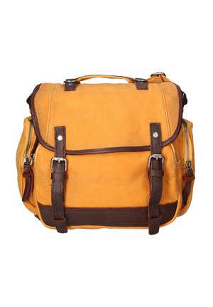 Sac en toile jaune avec des accents en cuir marron, double boucle, poches latérales zippées et une poignée sur le dessus. Forme rectangulaire avec un rabat pliant.