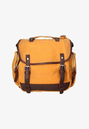 Sac en toile jaune avec des accents en cuir marron, double boucle, poches latérales zippées et une poignée sur le dessus. Forme rectangulaire avec un rabat pliant.