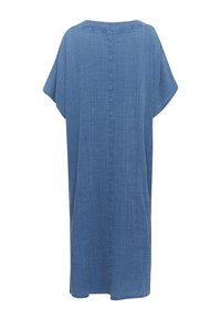 Brīvu pieguļošs kaftana kleita gaiši zilā tekstūrā, ar īsām piedurknēm un taisnu aizmugures šuju. Nav redzamu detaļu vai rakstu.