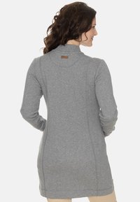 Maglietta grigia a maniche lunghe con colletto alto, realizzata in tessuto morbido. Presenta un design a cucitura sottile e un piccolo etichetta del logo sul retro.