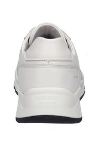 Weiße Leder-Sneaker mit glatter Oberfläche, gepolstertem Kragen und schwarzer Gummisohle. Verfügt über dezente Markenkennzeichnung an der Ferse und ein sauberes Design.