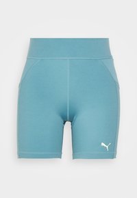 Short de sport bleu à taille haute avec coutures plates et petit logo Puma blanc sur la partie inférieure de la jambe gauche.