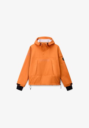 Svetle oranžová kapuce s přední kapsou, černé vnitřní manžety, nastavitelné šňůrky v dolní části a nášivka na levém rukávu.