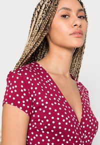 Anna Field Vestido de malha - dark red/white