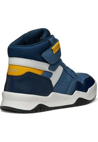 Högöppna sneakers i marinblå och ljusblå läder med vita och gula accenter. Har kardborreband och perforerade detaljer för bättre andningsförmåga.