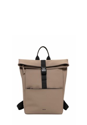 Beige rolltoprugzak met zwarte gespsluiting, voorvak met ritssluiting en bovenhandvat, met een minimalistisch ontwerp.