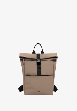 Beige rulle-rygsæk med sort spænde, front lynlås lomme og top håndtag, der viser et minimalistisk design.