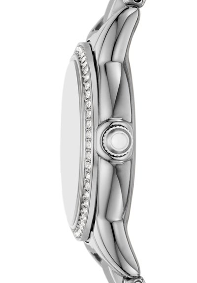 Orologio da polso in argento visto di lato con corona rotonda e lunetta incastonata di diamanti su una cassa in metallo lucido.