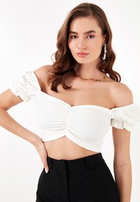 LELA SLIM FIT - Bluse - ecru