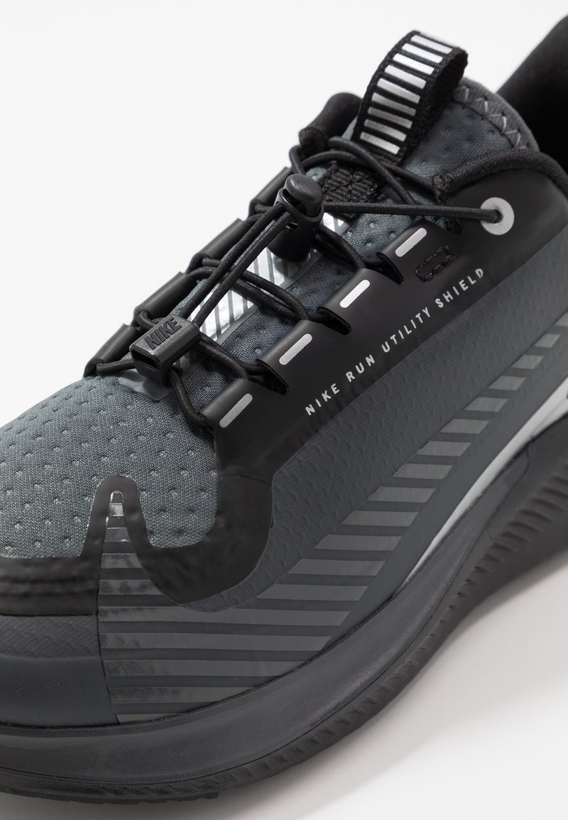 Calibre repetición caja Nike Performance FUTURE SPEED 2 SHIELD - Neutral running shoes - black/dark grey/metallic silver/black - Zalando.co.uk Calibre repetición caja Nike Performance FUTURE SPEED 2 SHIELD - Neutral running shoes - black/dark grey/metallic silver/black - Zalando.co.uk