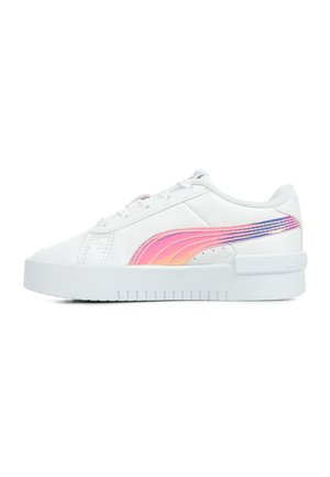 Sneaker bianco con una superficie liscia, caratterizzato da un logo striato rosa e iridescente sul lato e una suola a piattaforma con fondo testurizzato.