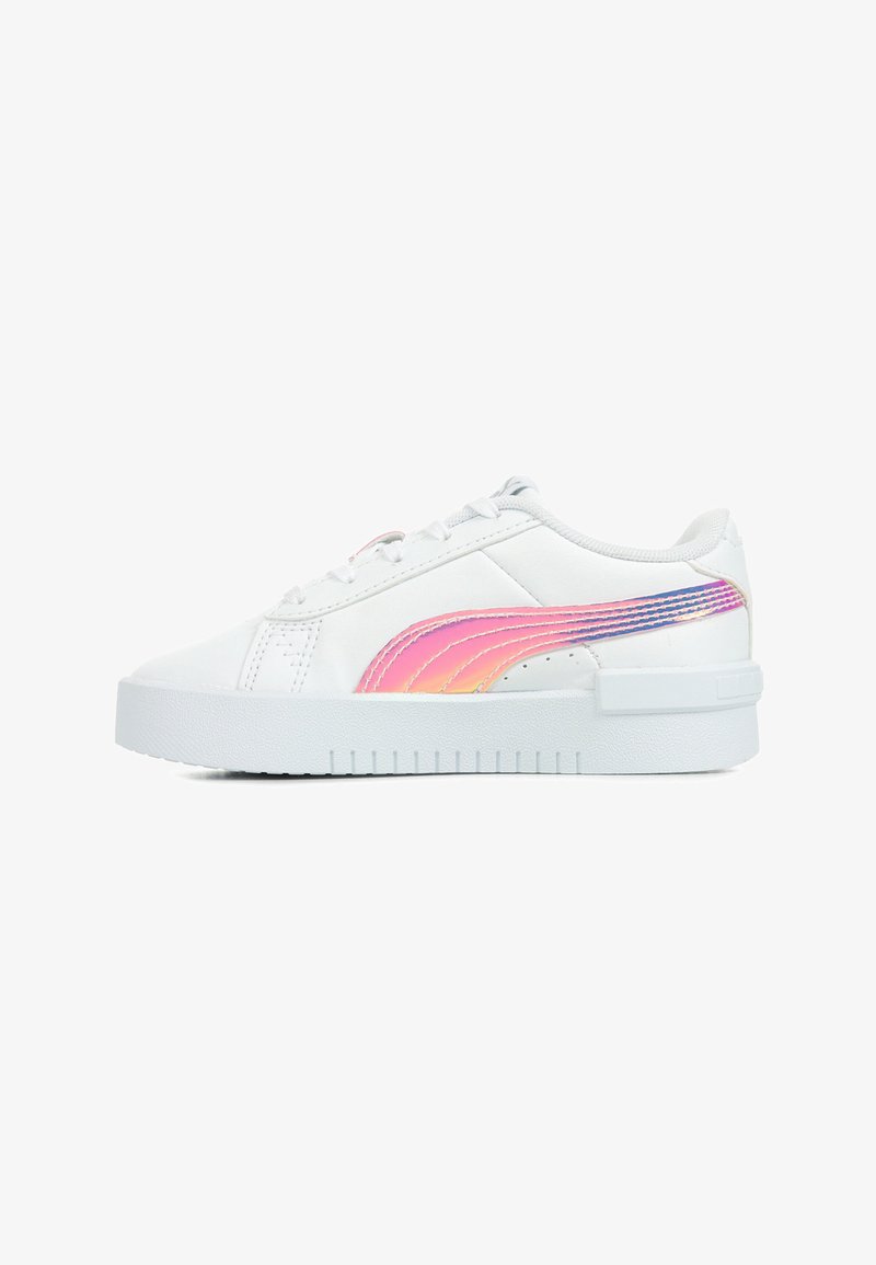Sneaker bianco con una superficie liscia, caratterizzato da un logo striato rosa e iridescente sul lato e una suola a piattaforma con fondo testurizzato.